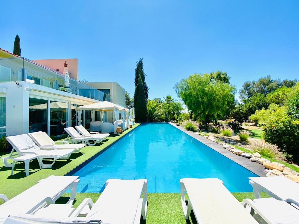 The Lake Villa Mountains & Sea view — 4-Star Luxury Hotel in Faro, Portugal