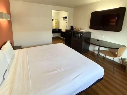 Studio 6 Suites Riverside CA South - photo 5