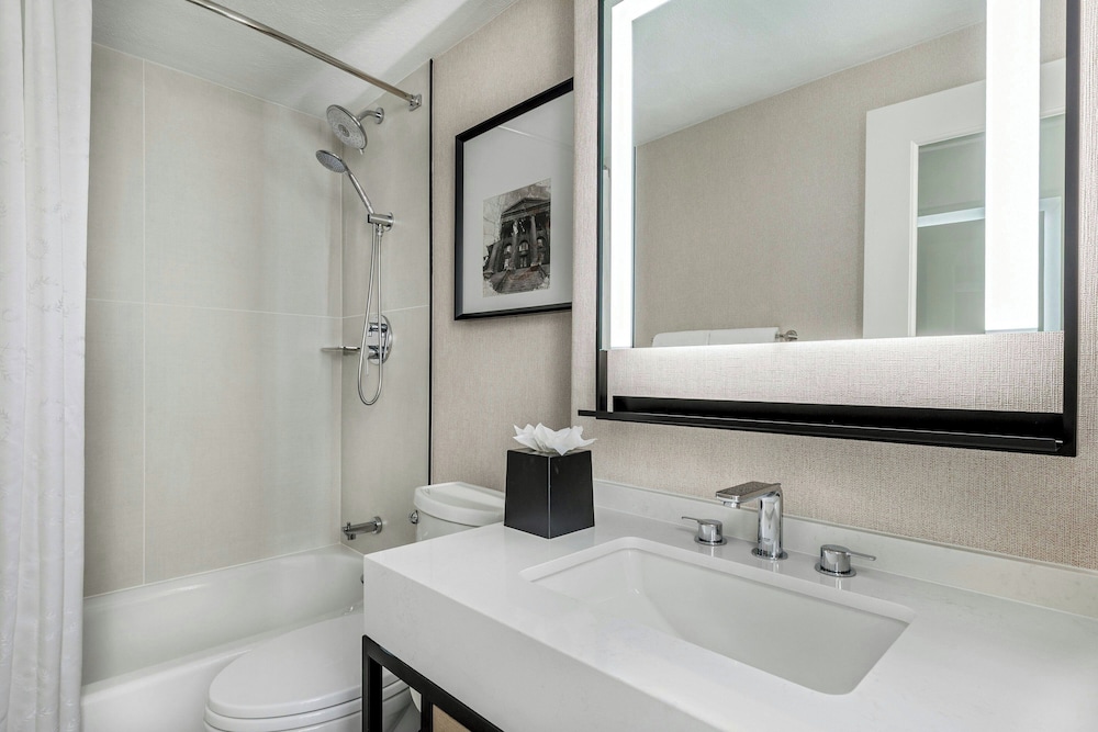 Sheraton Commander Hotel - photo 29