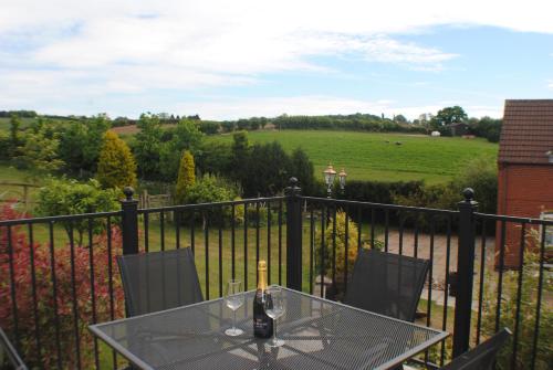 UPSIDE DOWN HOUSE Sleeps up to 6 Guests Great for Family and Friends Gatherings Corporate events Near Sherwood Forest at Fairview Farm in Nottingham set in 88 acres — 4-Star Luxury Hotel in Nottingham, United Kingdom