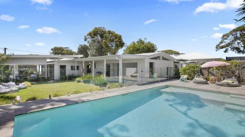 Heated Swimming Pool and Walk To Beach — hotel in Bateau Bay