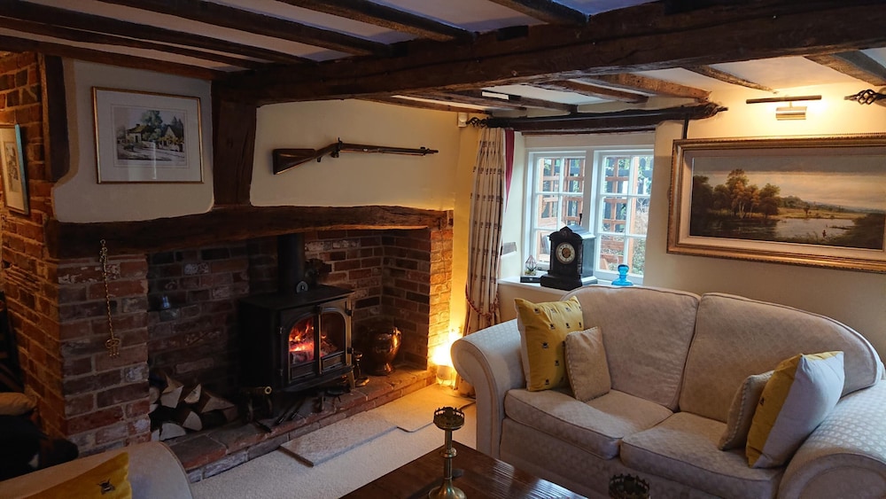 Charming 17th Century 2 Bed Cottage In Medmenham 17656085 — Marlow
