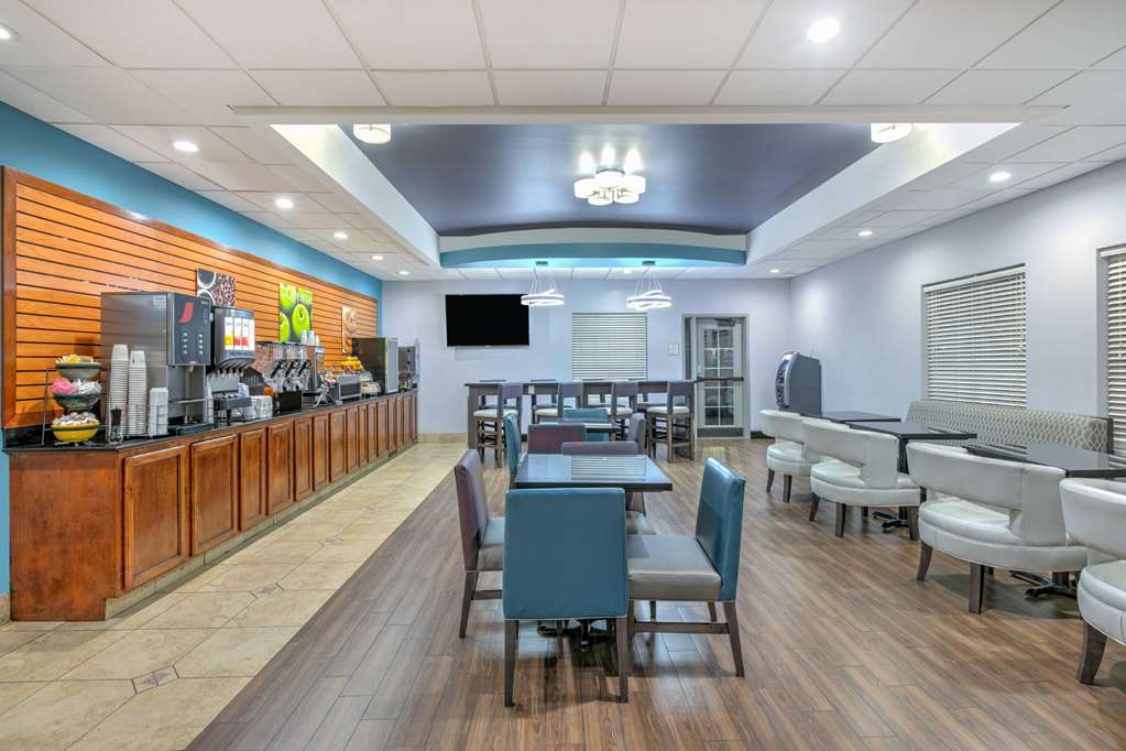 La Quinta Inn & Suites by Wyndham Tulsa Airpt Expo Square - photo 17
