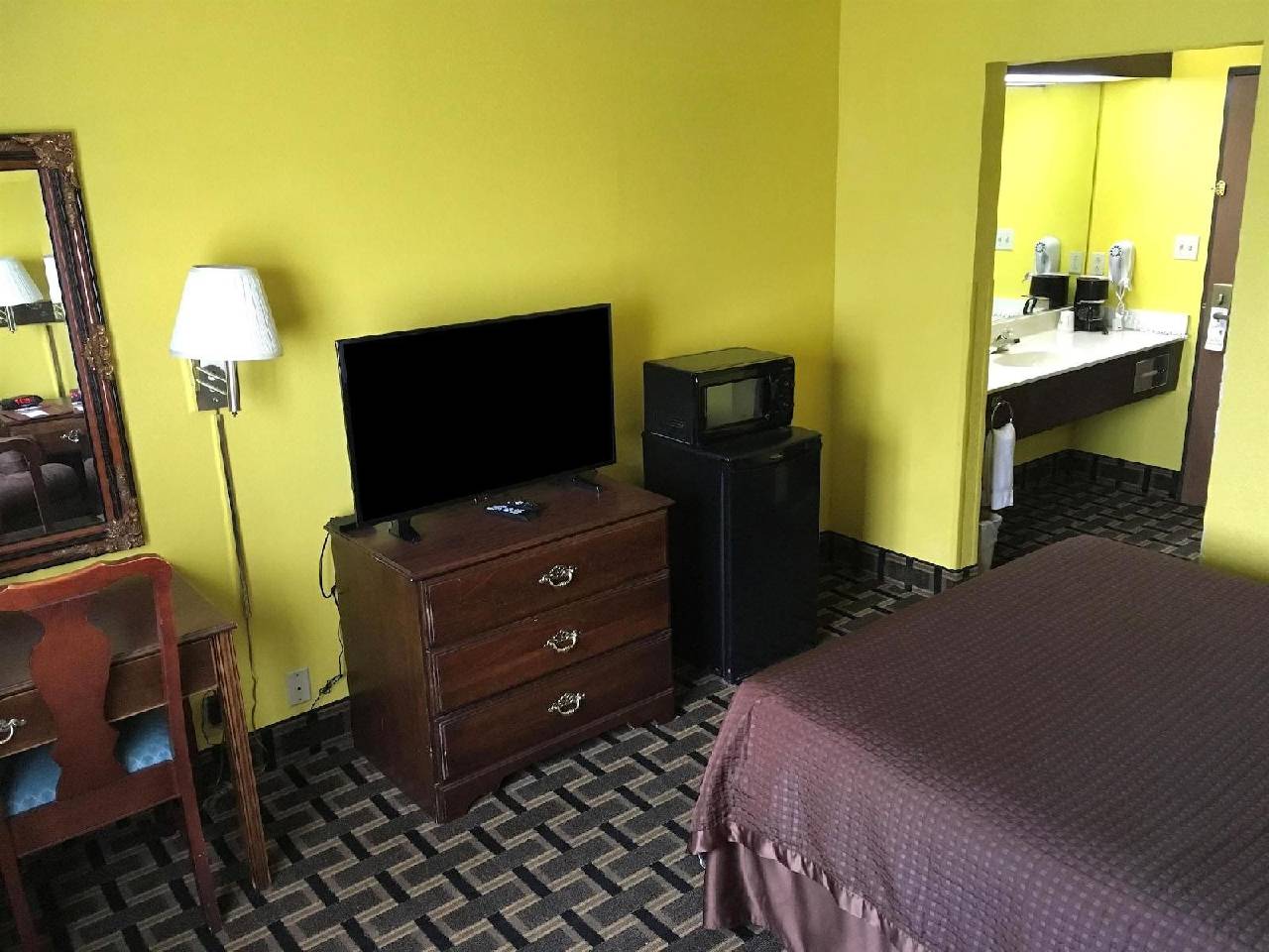 Country Hearth Inn & Suites Bowling Green - photo 11