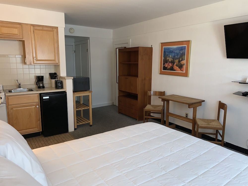 Vineyard Harbor Motel Private Beach - photo 42