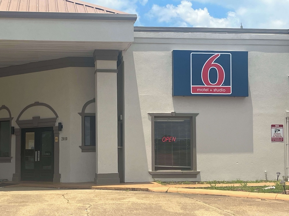 Studio 6 Hammond LA I12 I55 - featured photo