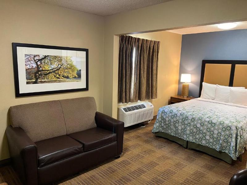 HomeTowne Studios & Suites by Red Roof Greensboro - photo 11
