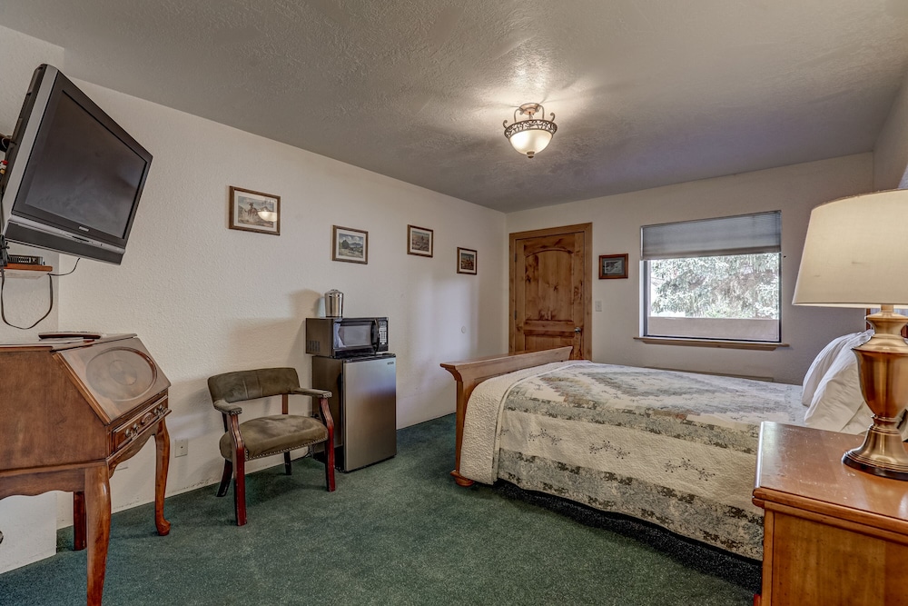 The Snuggle Inn - photo 55