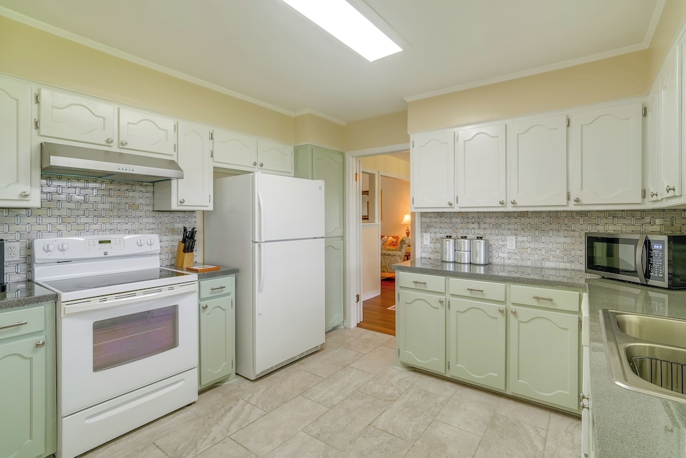 Calhoun Home w Spacious Interior & Backyard — Calhoun — photo 5