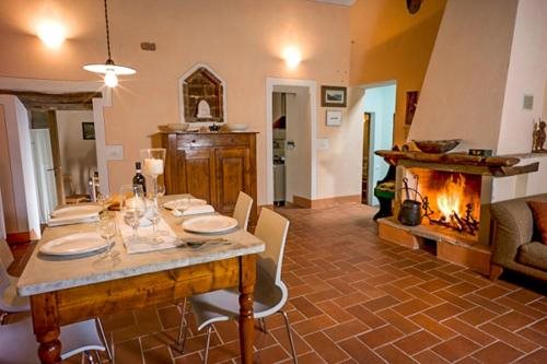 Agriturismo Podere Costarella — 4-Star Luxury Hotel in Radicondoli, Italy