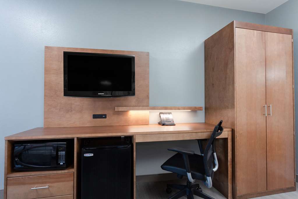 La Quinta Inn & Suites by Wyndham Ft. Myers Sanibel Gateway - photo 19