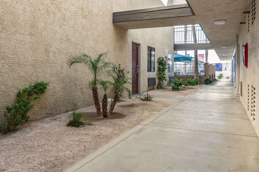 Rodeway Inn & Suites Thousand Palms Rancho Mirage - photo 38