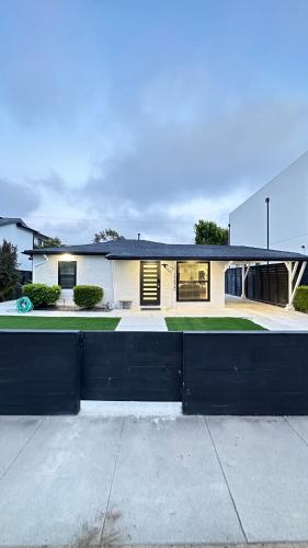 Modern Studio Stylish &Cozy Back Unit — 4-Star Luxury Hotel in Los Angeles, United States