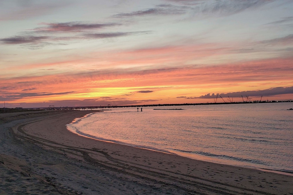 Pets Welcome: Beachfront Family Retreat in Norfolk in Norfolk, United States