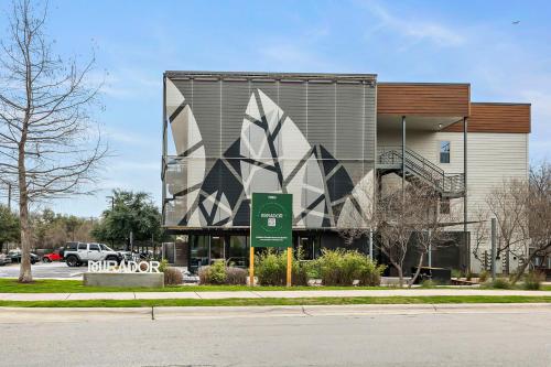 South Lamar Stay Pickleball Sauna & Cold Plunge — 4-Star Luxury Hotel in Austin, United States