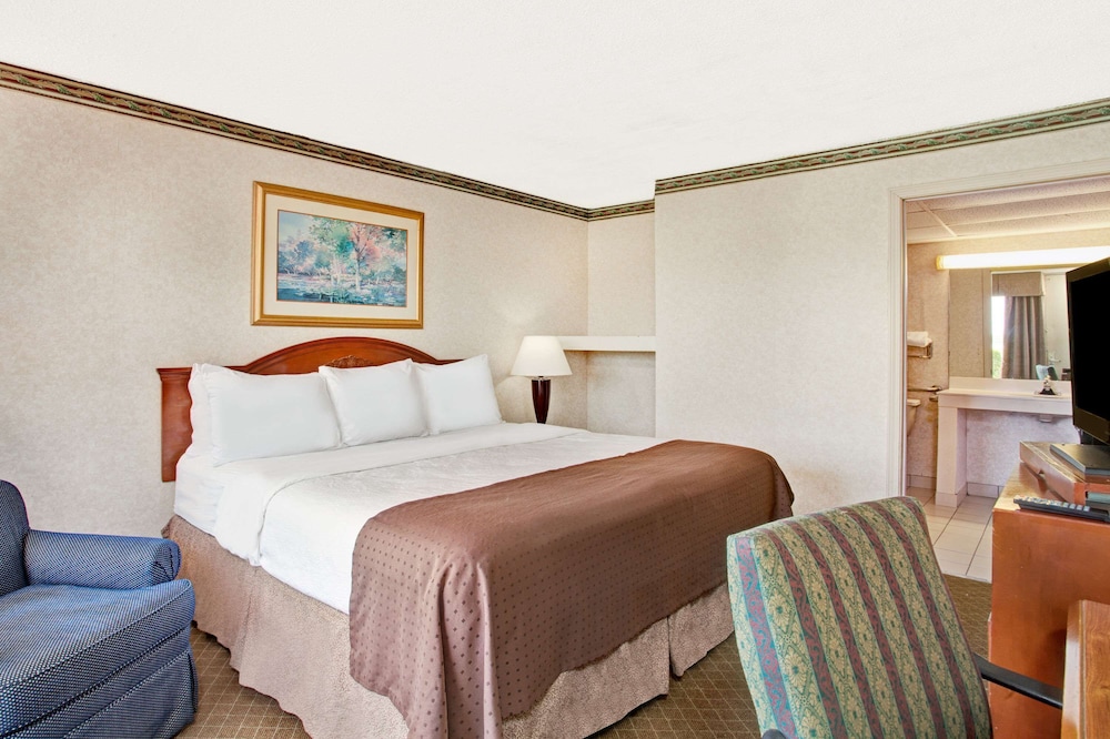 Days Inn by Wyndham Forrest City - photo 3