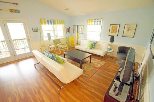 CH245 Salty Shenanigans - carbon neutral hotel in Kill Devil Hills