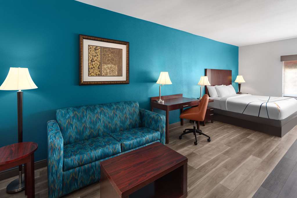 La Quinta Inn & Suites by Wyndham Woodward - photo 16