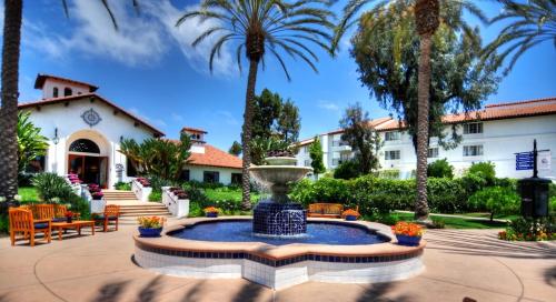604 Gorgeous Renovated Condo Steps to Omni Spa Golf Tennis PFC & Exclusive Building Pool — 4-Star Luxury Hotel in Encinitas, United States