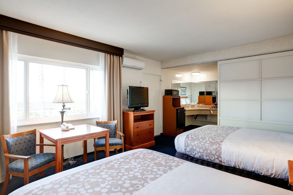 Newport Channel Inn Near Huntington State Beach - photo 14