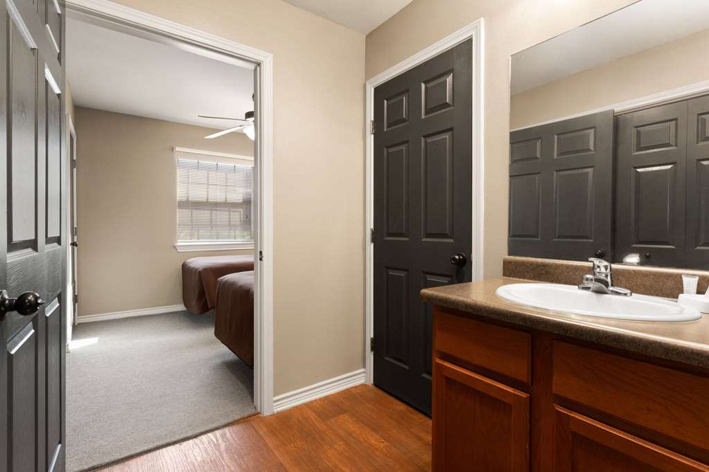 Eagle's Den Suites Cotulla a Travelodge by Wyndham - photo 15