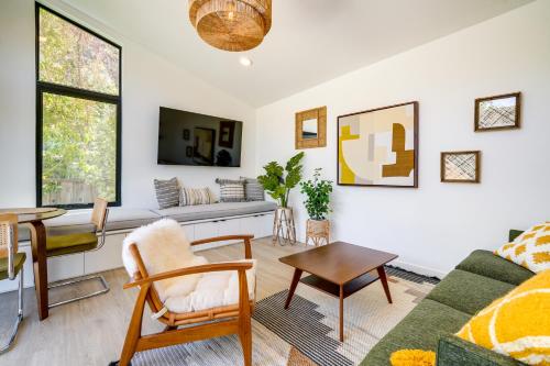 Redwood City Escape With Big Screen Tv — Redwood