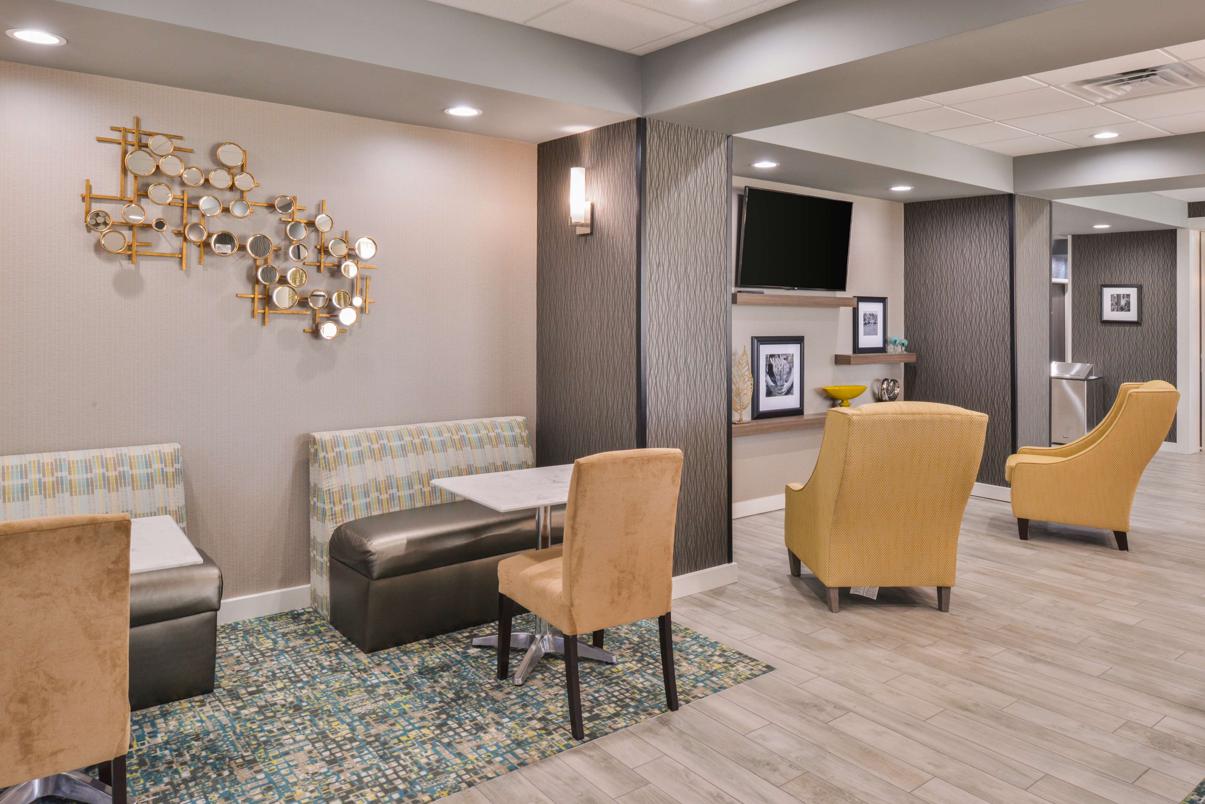 Hampton Inn Emporia - photo 9
