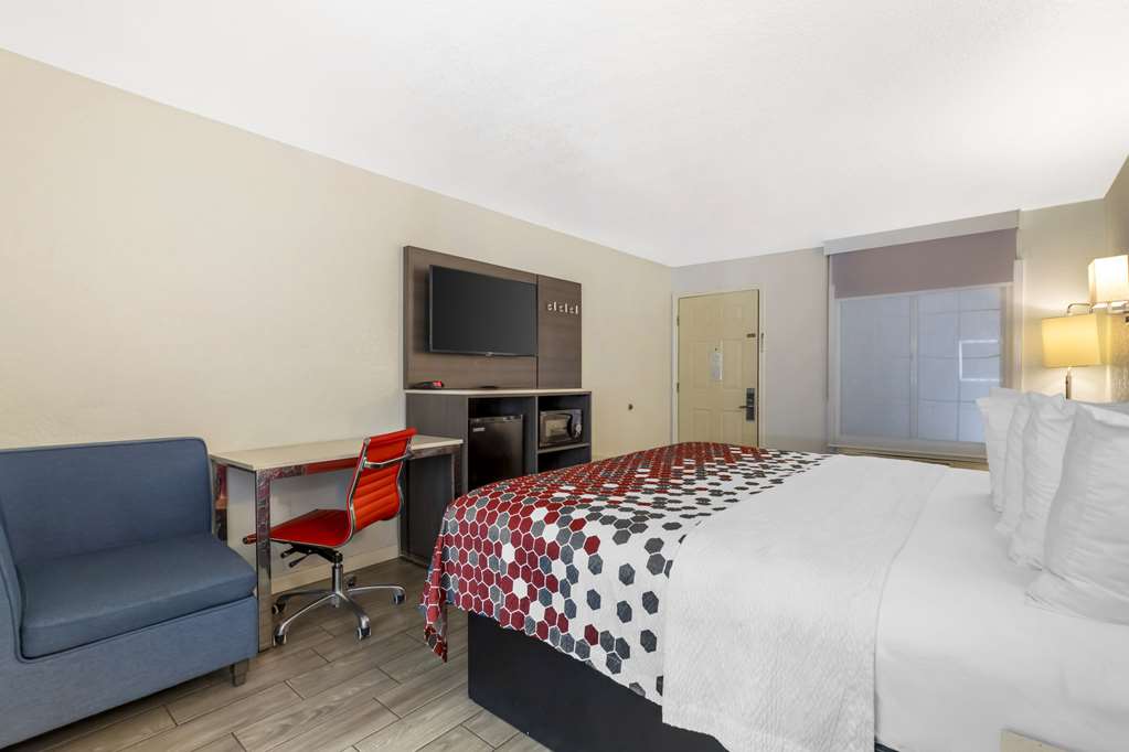 Econo Lodge Inn & Suites Near Lackland AFB - photo 15