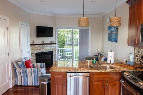 The East Island Reserve Hotel - photo 3