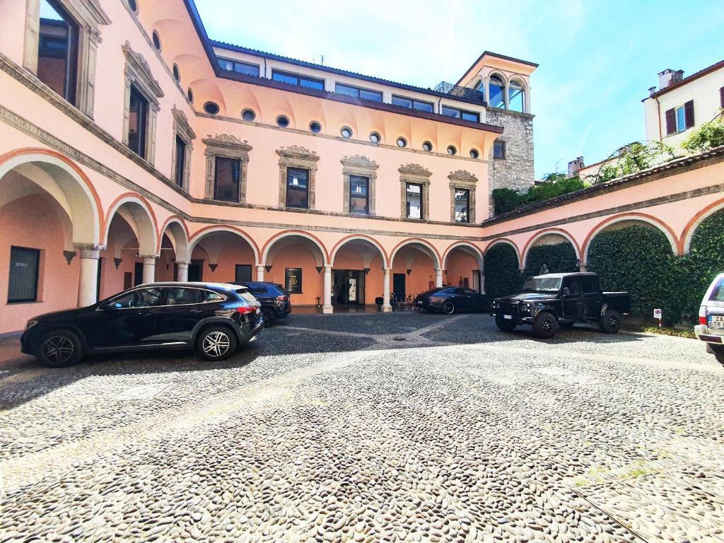 King Como Lake Center 9 posti letto Grande Terrazza 2 bagni privati — 4-Star Luxury Hotel in Como, Italy