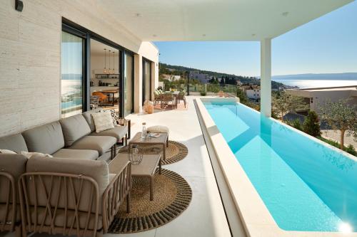 Villa Askana 3 Bedrooms 4 Baths Infinity Pool Whirlpool Sea view Outdoor kitchen — 4-Star Luxury Hotel in Jesenice, Croatia