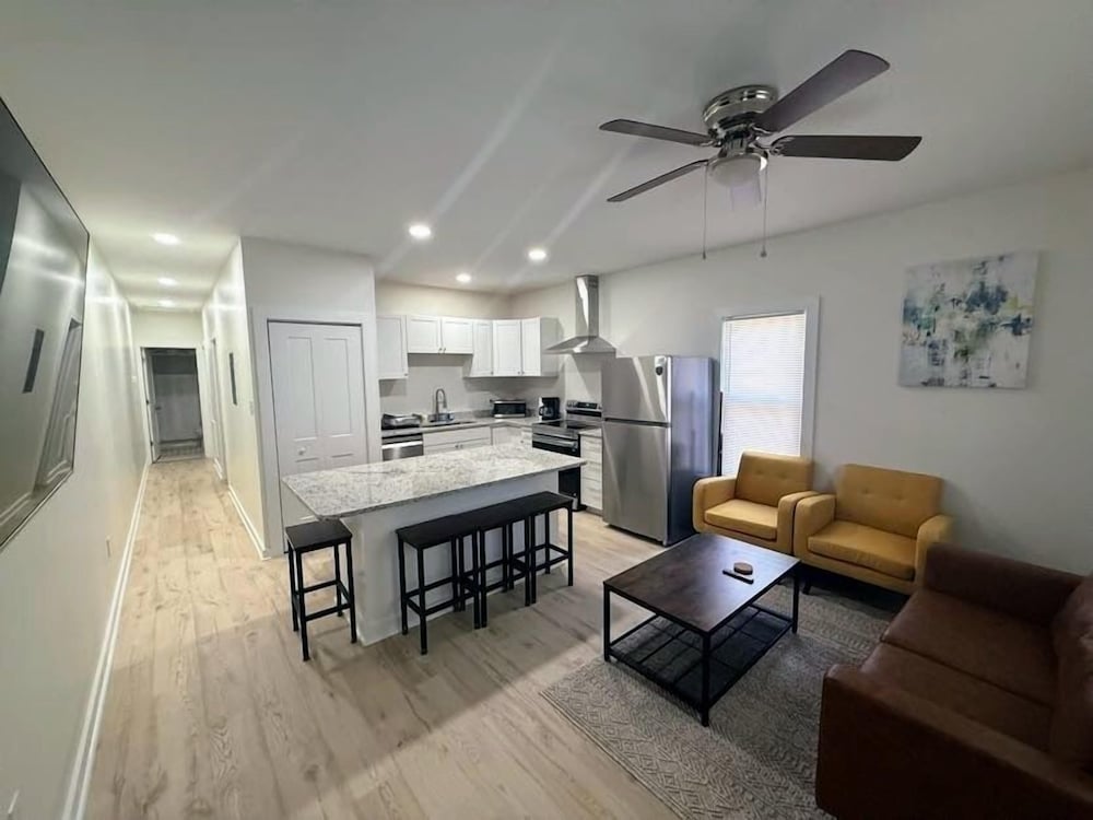 Newly Renovated 2 Bedroom A Seasoned SuperHost — 4-Star Luxury Hotel in Durham, United States