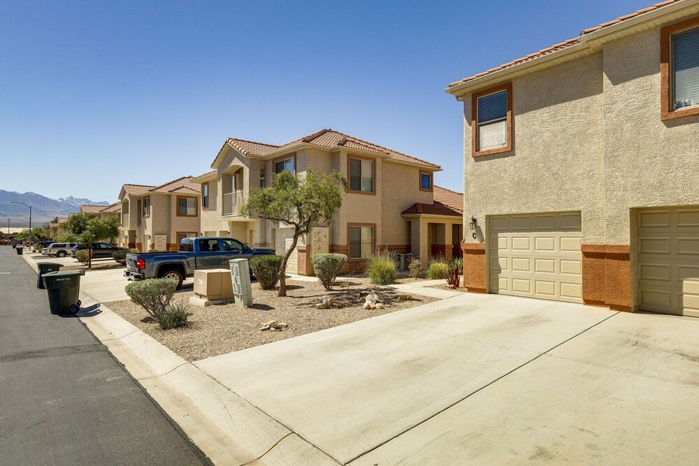 Mesquite 2BR Townhome with Pool & Gym Access — 4-Star Luxury Hotel in Mesquite, United States