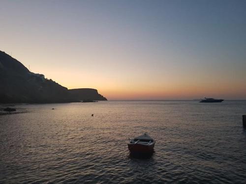 Deep Blue - carbon neutral hotel in Anafi