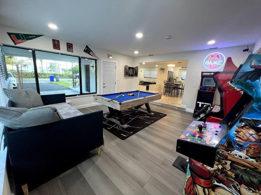 Modern Tropical Oasis with Arcade HotTub & MiniGolf in Hollywood, United States