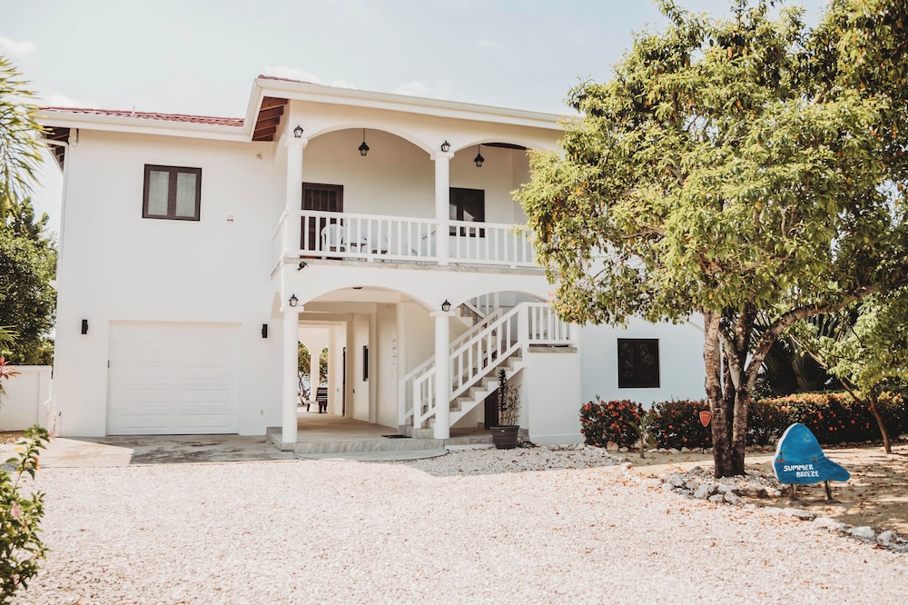 Summer Breeze - carbon neutral hotel in Placencia