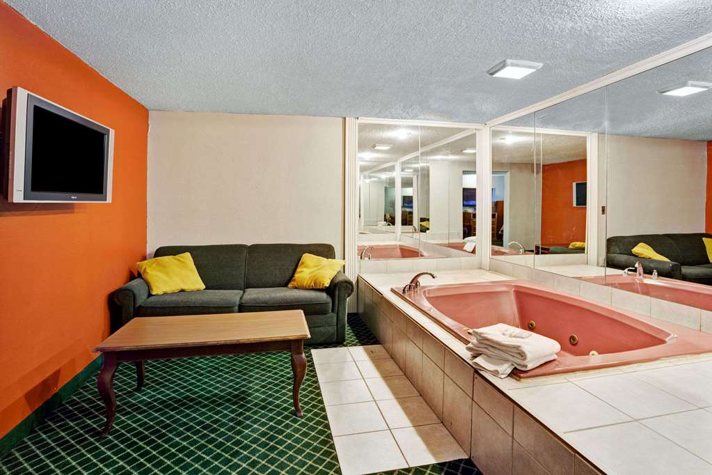 Knights Inn Sterling Heights - photo 11