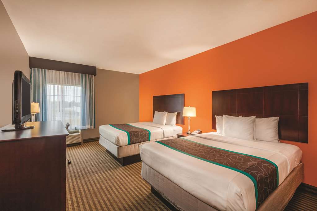 La Quinta Inn & Suites by Wyndham Houston Bush Intl Airpt E - photo 13