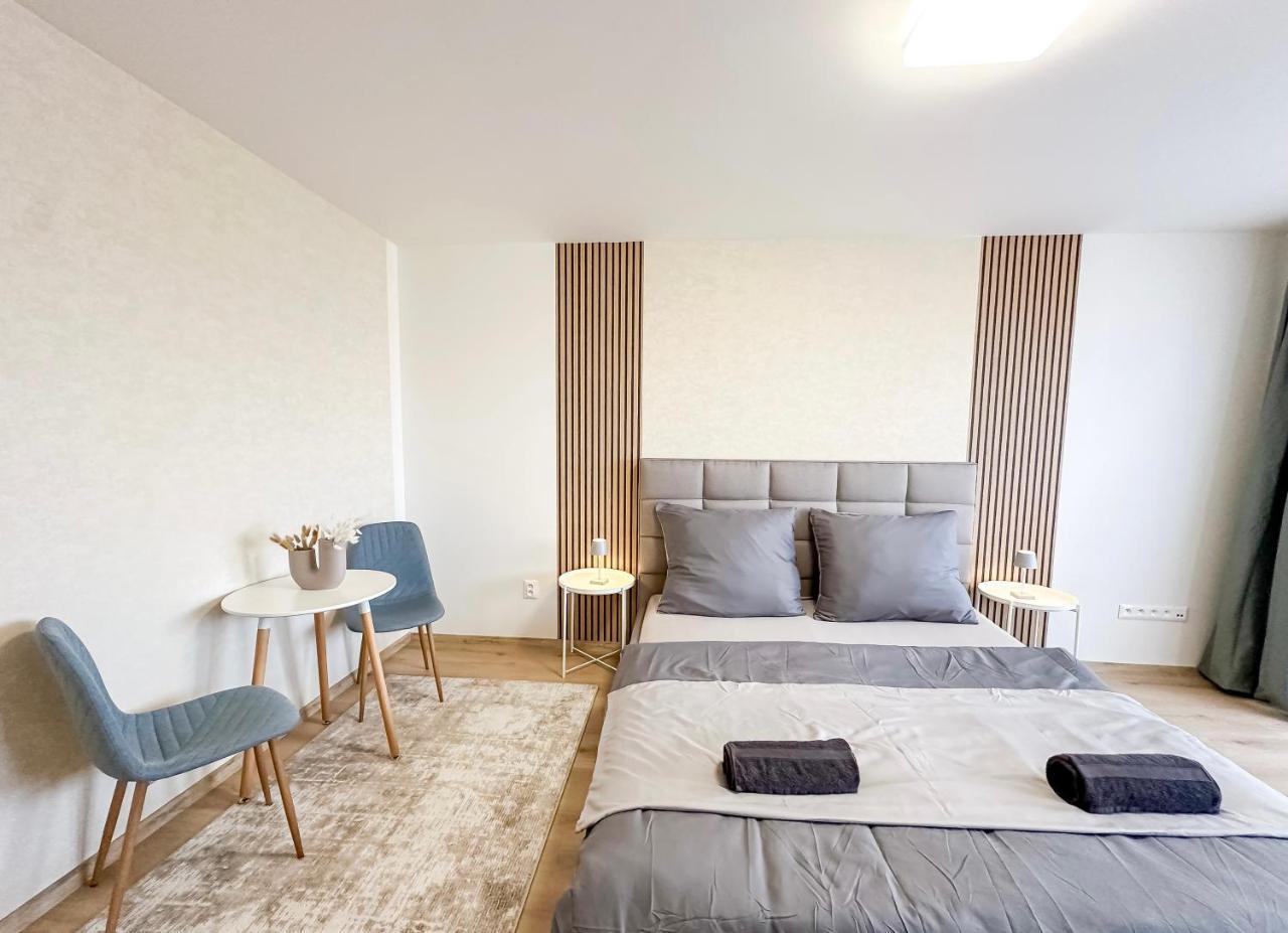 Simcity Bratislava I FREE PARKING 24 7 self check in balcony quiet location with easy transportation to city square — 4-Star Luxury Hotel in Bratislava, Slovakia