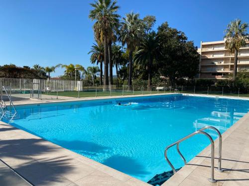 Appartement Juan Les Pins 4 pieces 80m2 Residence Luxe Piscine Tennis — 4-Star Luxury Hotel in Antibes, France