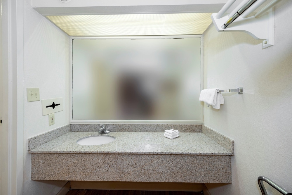 Quality Inn & Suites - photo 22