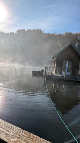 Les chalets flottants de Capucine - last minute hotel in Unknown City