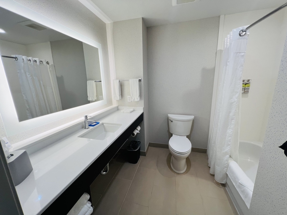Holiday Inn Express & Suites Salinas by IHG - photo 17