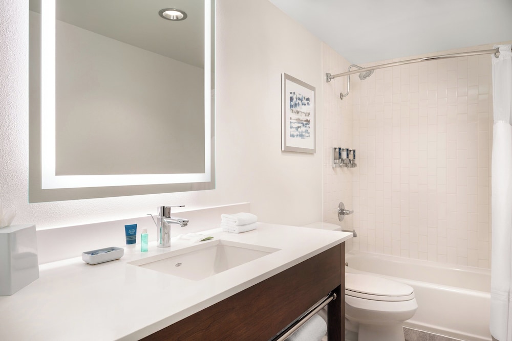 Four Points by Sheraton Hotel & Suites San Francisco Airport - photo 17