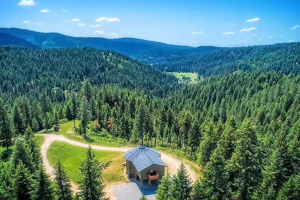 Unique 40 Acre Nature Retreat with Trails and Views — hotel in Coeur D'alene