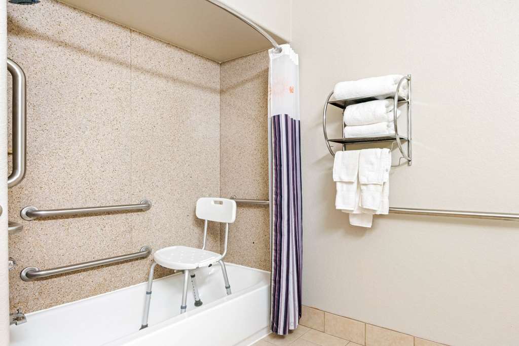 La Quinta Inn & Suites by Wyndham Ada - photo 9