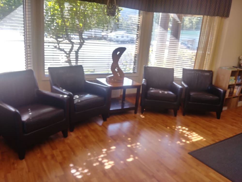 Oakridge Inn & Suites - photo 20