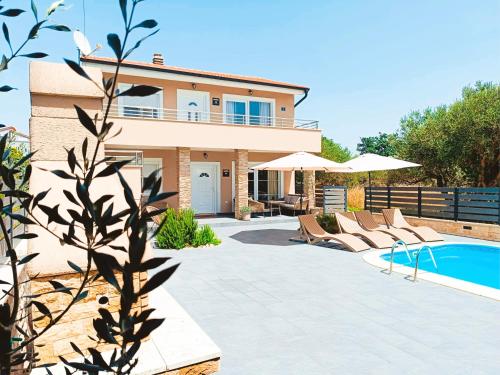 VILLA TWINS Sukošan with heated pool — 4-Star Luxury Hotel in Sukosan, Croatia
