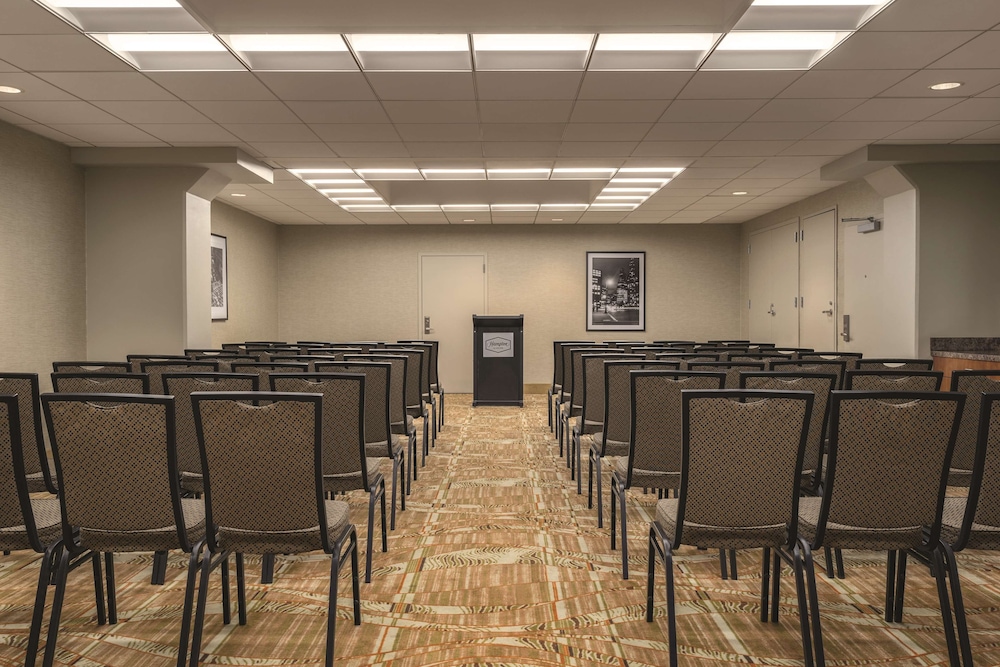 Hampton Inn New York LaGuardia Airport - photo 25