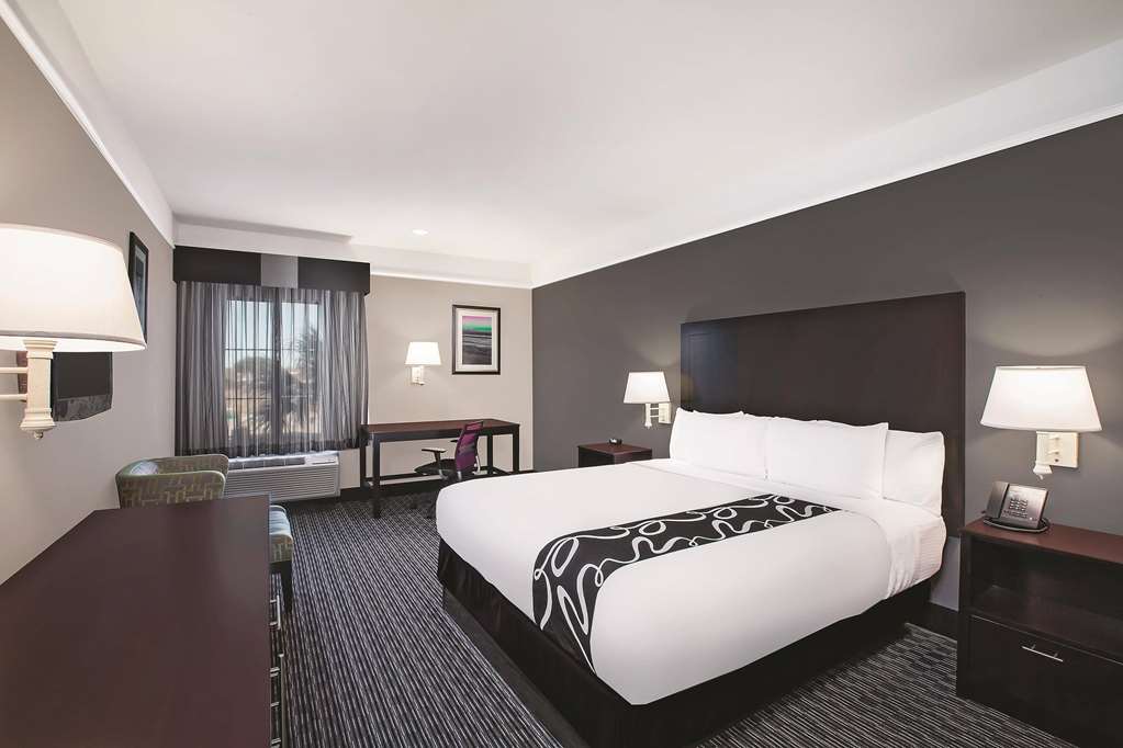 La Quinta Inn & Suites by Wyndham Beaumont West - photo 29